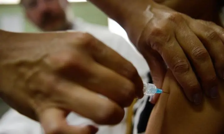 Queda drástica em consultas por lesões após vacina contra HPV no SUS