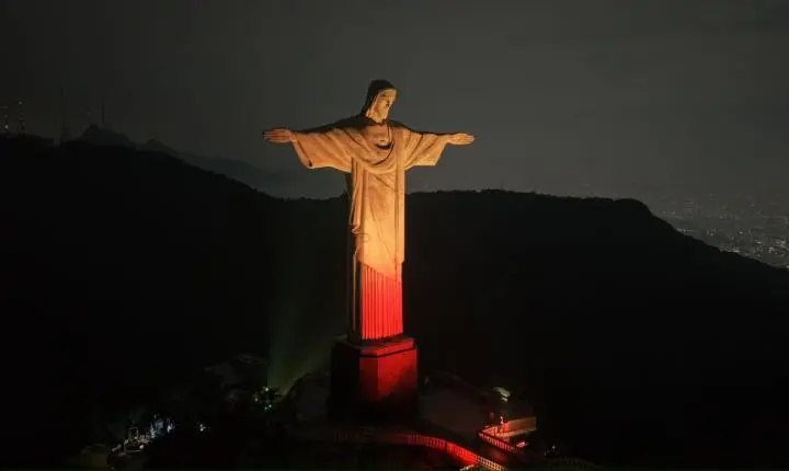 Cristo Redentor ganha cores especiais para anunciar o Totus Tuus Mariae Festival 2026 em homenagem à Nossa Senhora de Guadalupe
