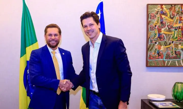 Daniel Vilela assina transmissão de cargo a Bruno Peixoto