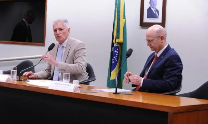 Debatedores criticam 