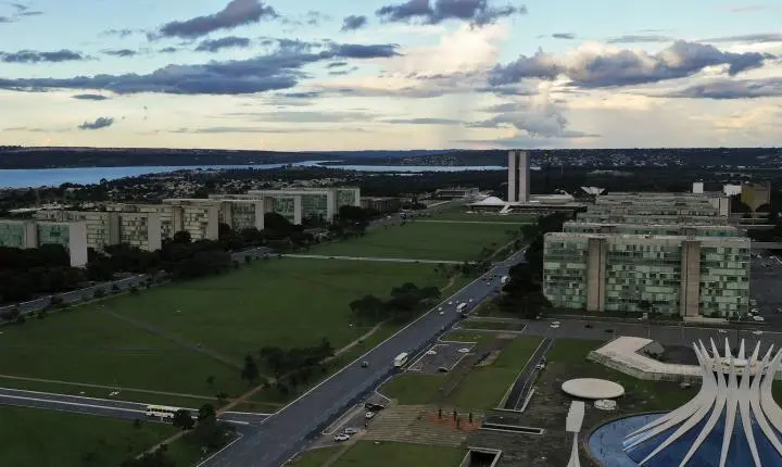 Ajuste fiscal: propostas econômicas de Lula e Flávio Bolsonaro dividem opiniões