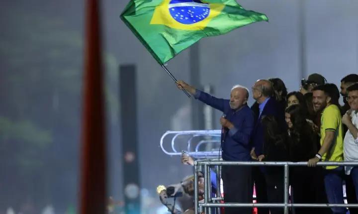 Na festa da vitória de Lula, presidente reeleito defende soberania nacional