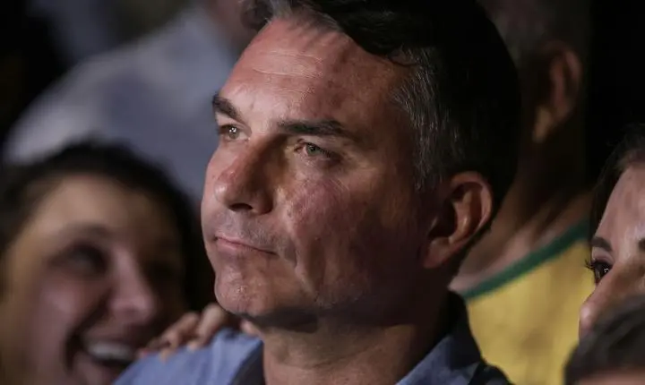 Flávio Bolsonaro evita propostas detalhadas e faz acusações durante sabatina