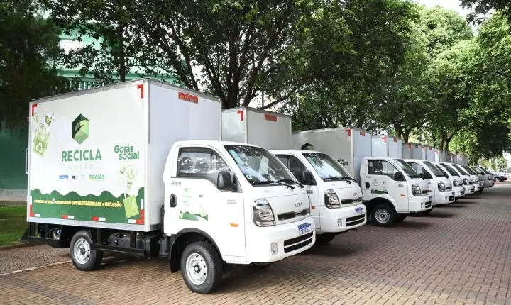Estado amplia estrutura do Recicla Goiás com mais 10 caminhões