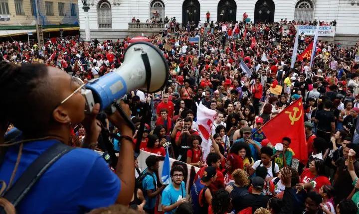 Manifestações estudantis em apoio a Lula mobilizam jovens pelo país