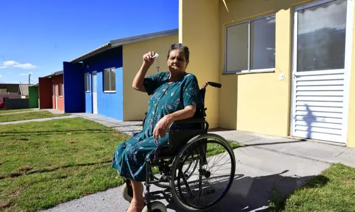 Famílias de Três Ranchos e Ouvidor recebem chaves das moradias