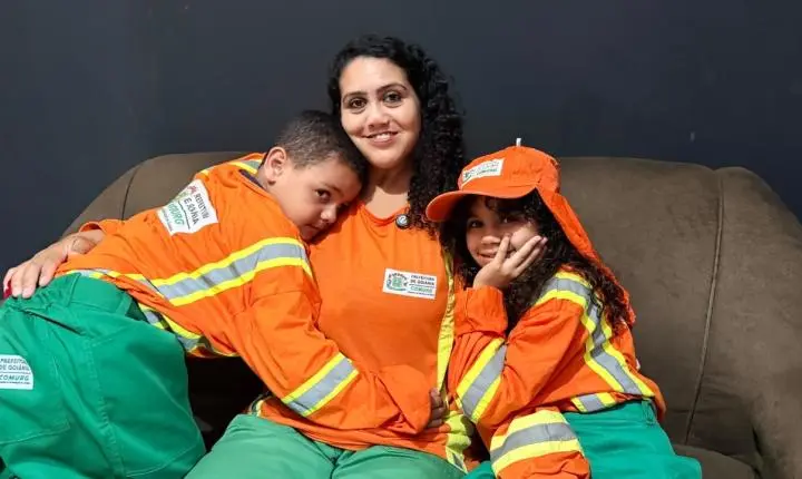 Filhos de gari da Comurg vestem o uniforme da mãe às vésperas do Dia das Crianças