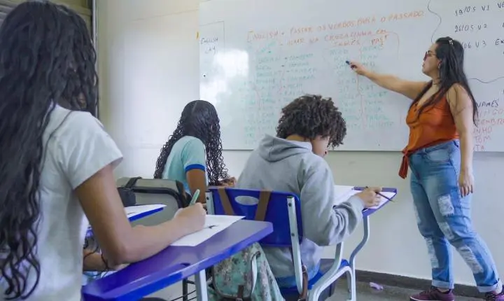 Propostas para a educação: Flávio quer escolas militares e Lula amplia ensino