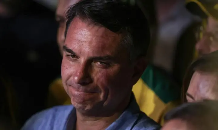 Carta golpista e fuga geram isolamento político para Flávio Bolsonaro