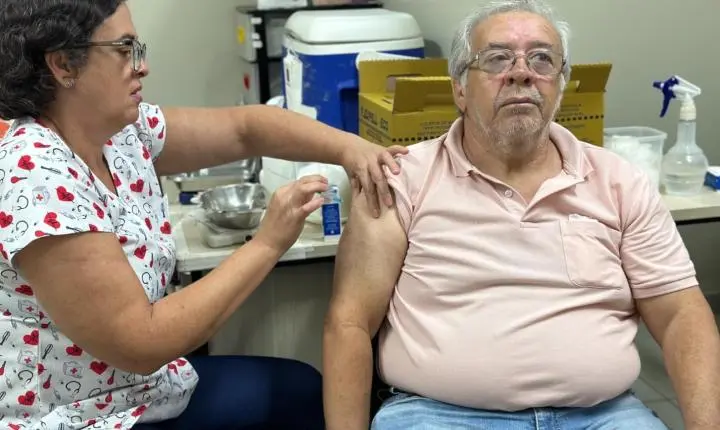 Goiânia inicia aplicação de vacina contra pneumonia e meningite em idosos com 85 anos ou mais