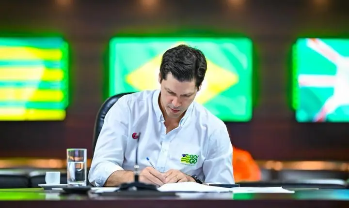 Daniel Vilela assina adesão e Goiás passa a subsidiar diesel com R$ 0,60 por litro