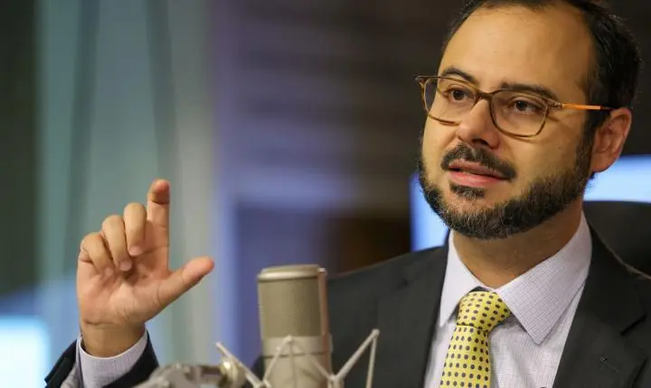 Governo faz alerta contra golpes e avisa que o Pix MEI ainda não começou