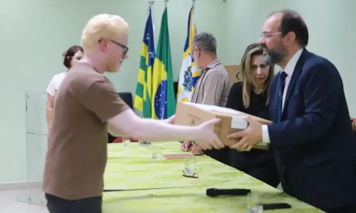 Inclusão: UEG entrega notebooks a estudantes com deficiência
