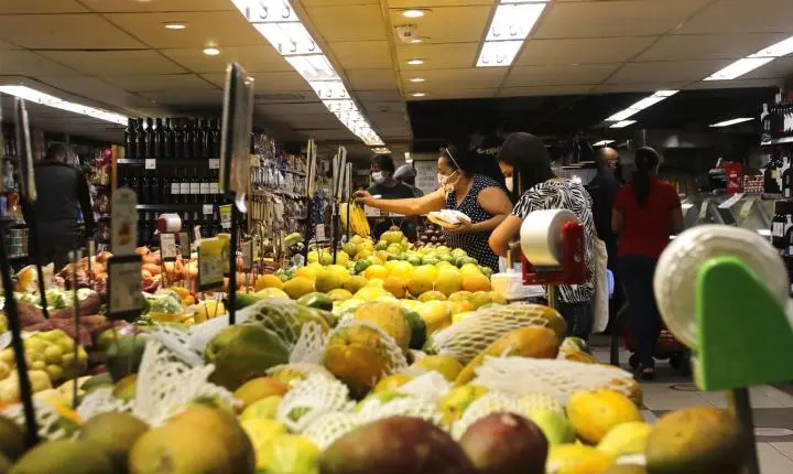 Índice INPC acumula alta de 4,29% em 12 meses e pressiona salários