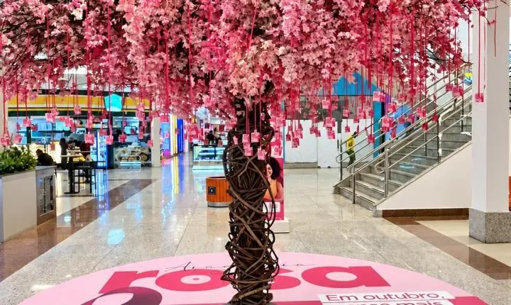 Ipê-rosa convida visitantes a colher mensagens de autocuidado no Araguaia Shopping