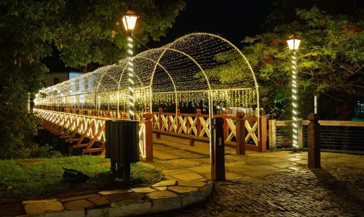 Já é Natal em Pirenópolis e cidade histórica se ilumina com o Natal do Cerrado 2025