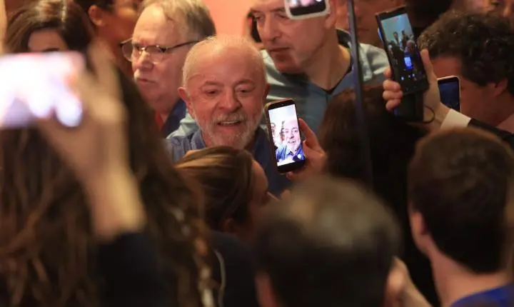 Lula celebra vitória e defende regulação de plataformas digitais em novo mandato