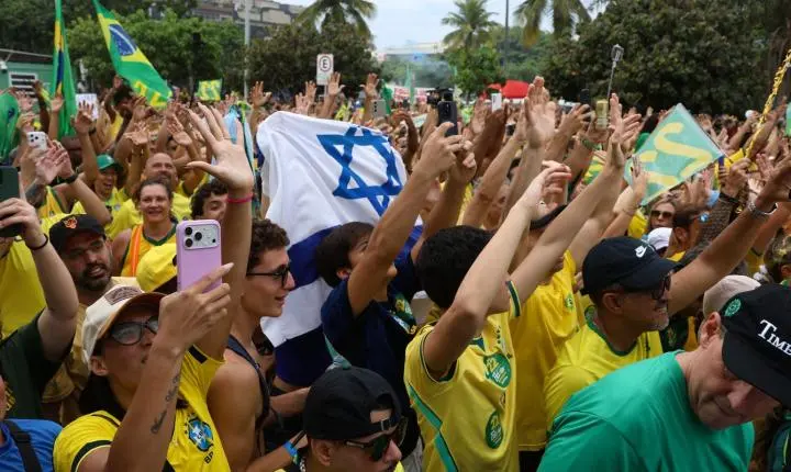 Ministério pede apuração sobre crime de racismo em ato de Flávio Bolsonaro