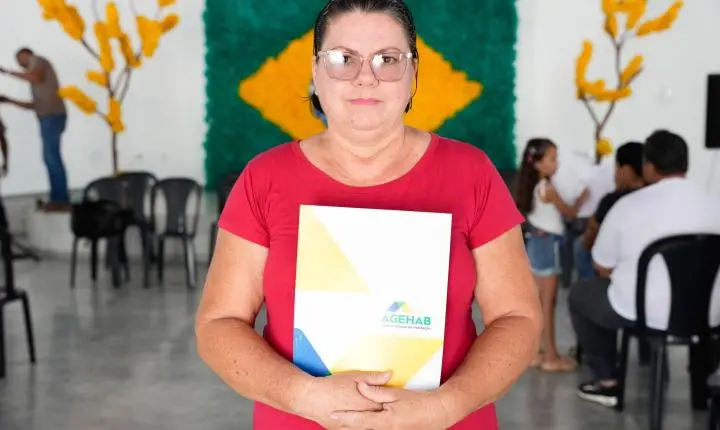 Moradores de Faina são contemplados com escrituras de casas a custo zero