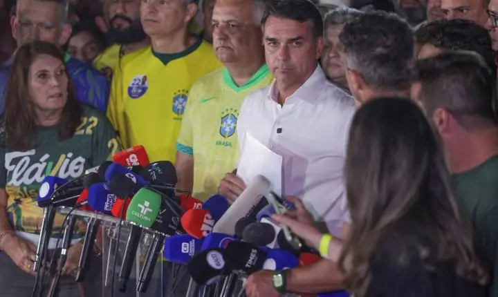 Moraes determina apreensão do passaporte de Flávio Bolsonaro e proíbe viagem