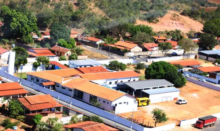 Novo Cepi Calumério Rodrigues Galvão e ônibus escolar são entregues à população de Campinaçu