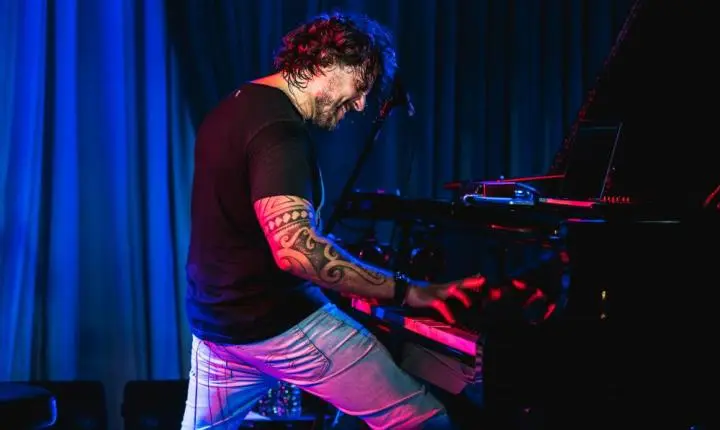 Piano e rock se encontram no palco do Teatro Goiânia no próximo sábado