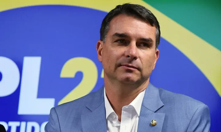 PL oficializa Flávio Bolsonaro como candidato à Presidência da República nas eleições de 2026