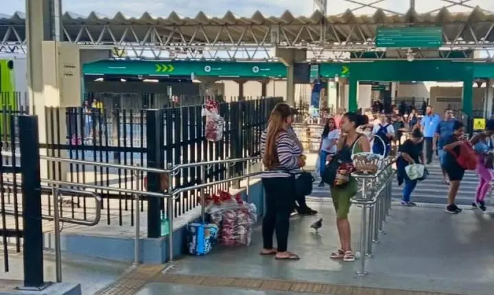 PM e Prefeitura de Goiânia realizam ação educativa para orientar ambulantes nos terminais de ônibus