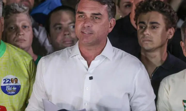 Polícia Federal cancela passaportes de Flávio Bolsonaro