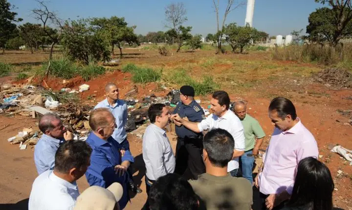 Prefeito Vilela vistoria região das concreteiras e anuncia endurecimento da fiscalização  ambiental no combate ao descarte irregular em Aparecida