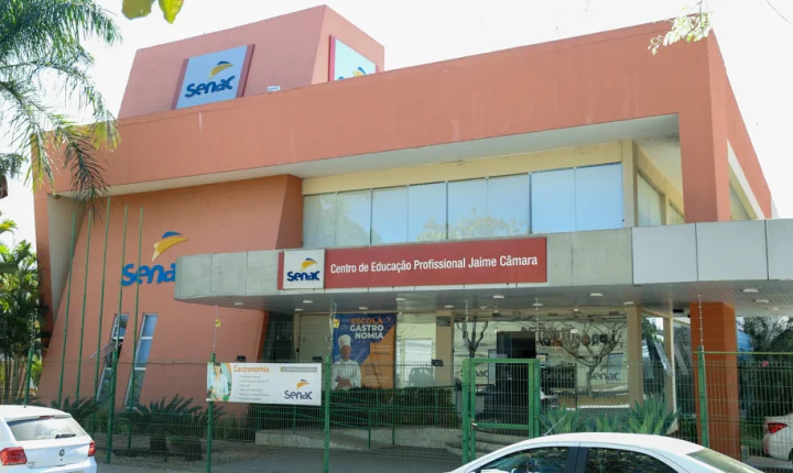 Sesc e Senac Goiás abrem vagas com salários de até R$ 13,4 mil 