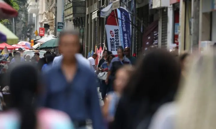 Taxa de desemprego de pretos é 55% maior que a de brancos, revela IBGE