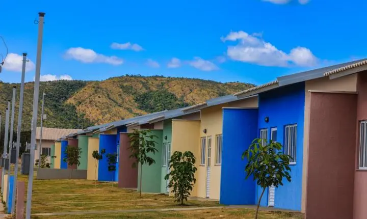 Trinta famílias de Vila Boa são beneficiadas com casas a custo zero