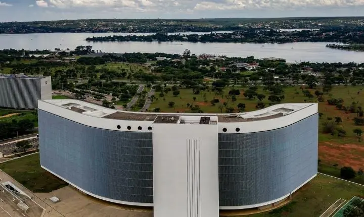 TSE exige igualdade em inteligência artificial após falha com imagens de Lula