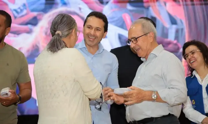 Vilela reforça parceria com o Governo de Goiás na entrega de quase mil óculos a aparecidenses