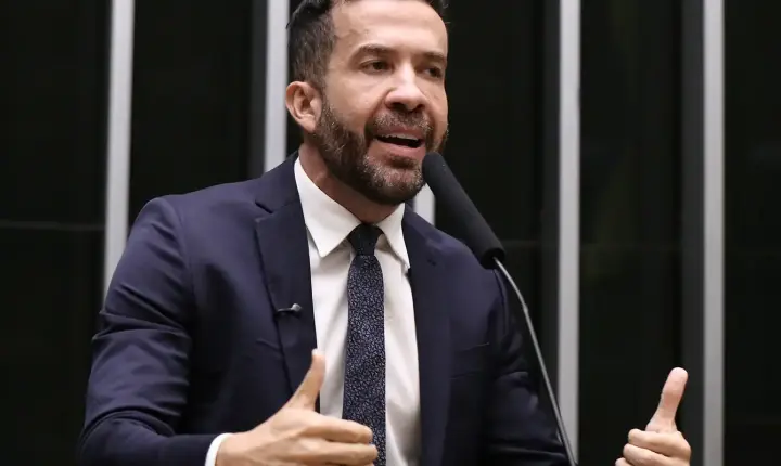 Deputado André Janones é hospitalizado com arritmia em São Paulo