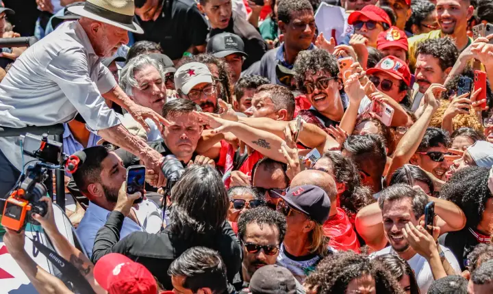 Lula anuncia que PT vai à justiça contra suspensão de canal de apoio