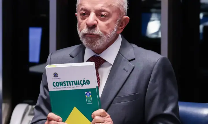 Lula celebra o fim da escala 6x1 durante atos de campanha em Minas Gerais